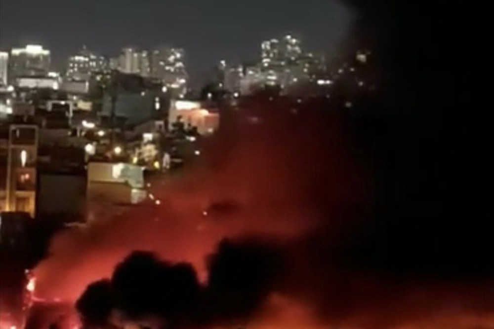 Đang cháy lớn ở quận 7 - TP HCM - Ảnh 1.