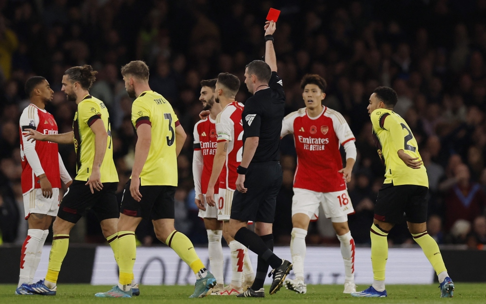 Thắng Burnley trong thế 10 người, Arsenal phả hơi nóng vào gáy Man City - Ảnh 9.