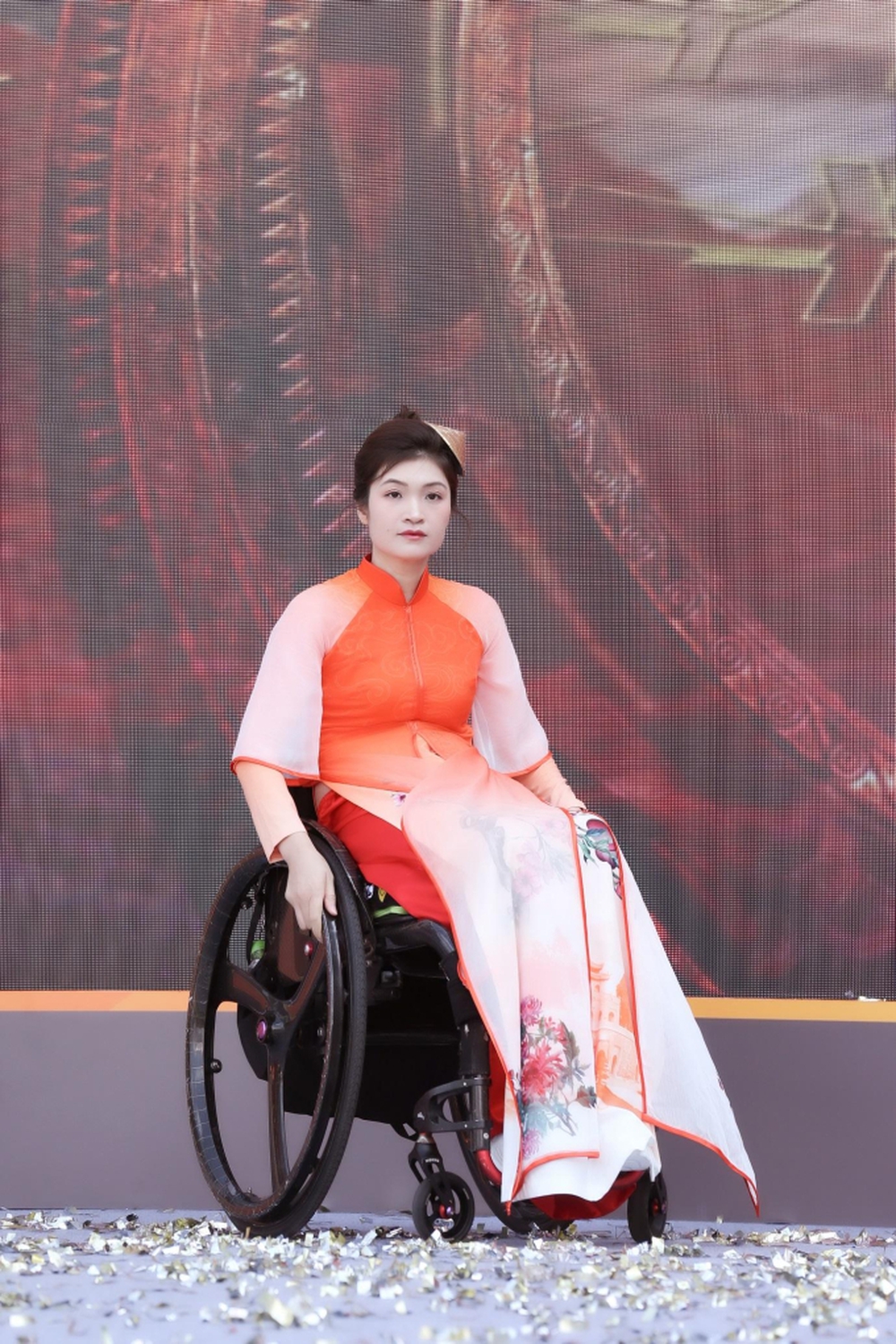 Người mẫu đặc biệt trình diễn bộ sưu tập áo dài mới của NTK Vũ Thảo Giang - Ảnh 3.