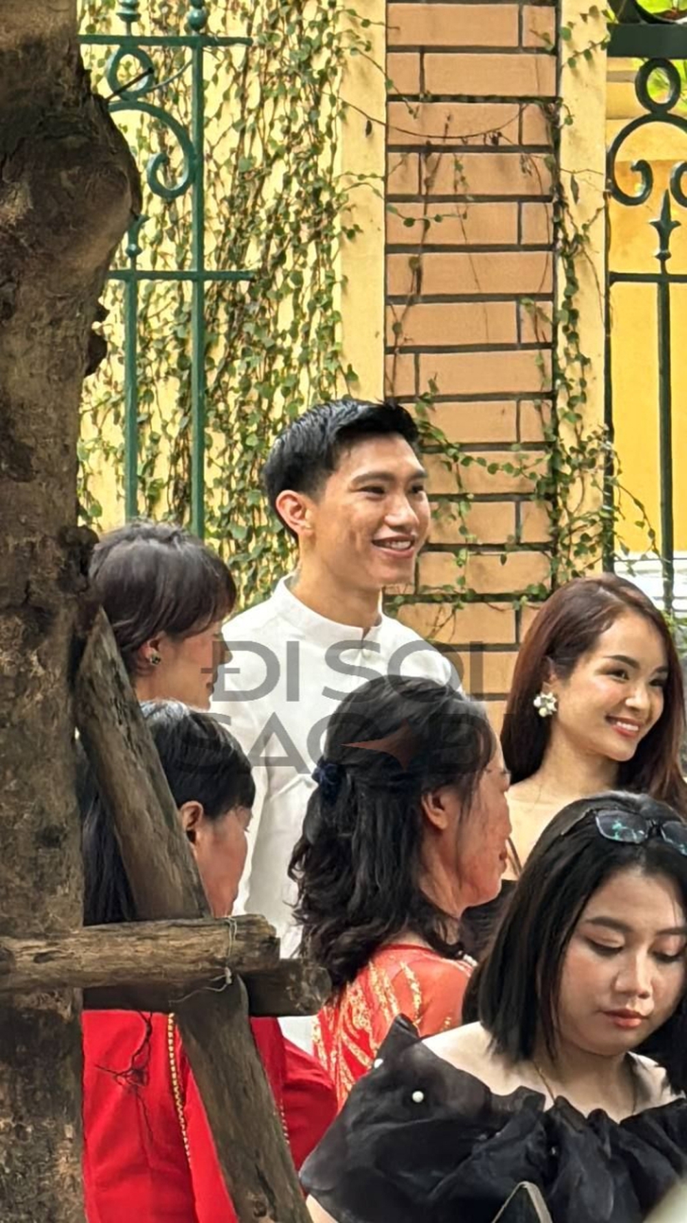 Doãn Hải My chính thức lộ diện trong đám hỏi, Đoàn Văn Hậu ngồi xe 50 tỷ cùng đoàn xích lô mang sính lễ khủng đến nhà gái - Ảnh 3.