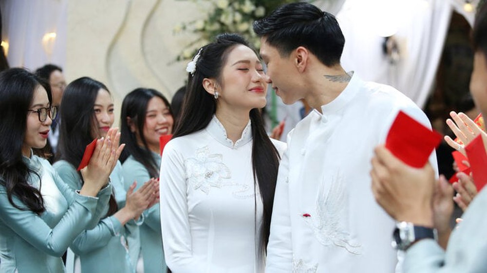 Chú rể Văn Hậu trao nụ hôn ngọt ngào cho Hải My, tay trong tay đưa nàng về dinh - Ảnh 2.