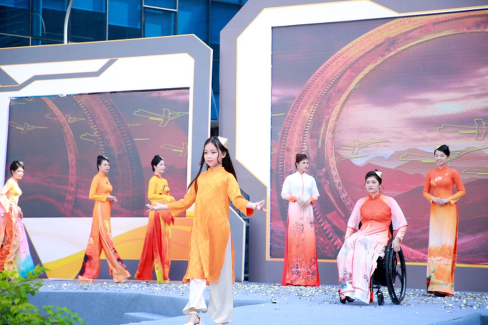 Người mẫu đặc biệt trình diễn bộ sưu tập áo dài mới của NTK Vũ Thảo Giang - Ảnh 2.