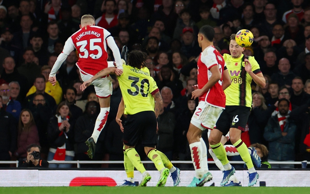 Thắng Burnley trong thế 10 người, Arsenal phả hơi nóng vào gáy Man City - Ảnh 7.