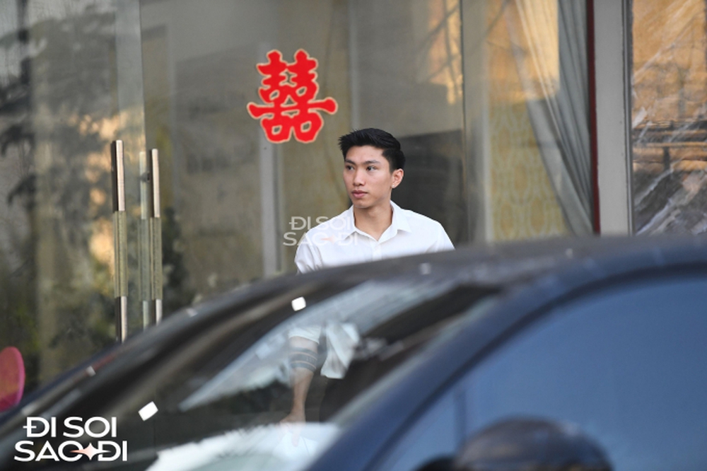 Đoàn Văn Hậu lộ diện bảnh bảo, lên siêu xe 5 tỷ đi đón cô dâu Doãn Hải My - Ảnh 2.