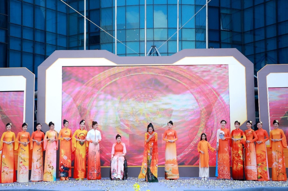 Người mẫu đặc biệt trình diễn bộ sưu tập áo dài mới của NTK Vũ Thảo Giang - Ảnh 1.