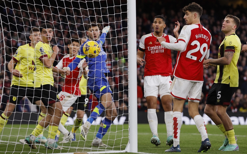 Thắng Burnley trong thế 10 người, Arsenal phả hơi nóng vào gáy Man City - Ảnh 6.