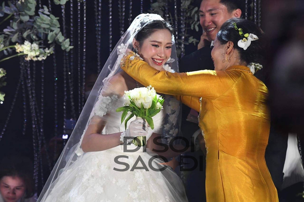 Doãn Hải My rạng rỡ nhận vàng mẹ chồng trao, nói một câu thể hiện vừa đẹp lại khéo - Ảnh 2.