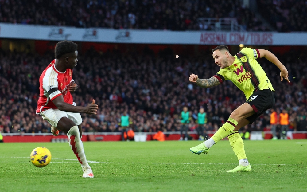 Thắng Burnley trong thế 10 người, Arsenal phả hơi nóng vào gáy Man City - Ảnh 4.