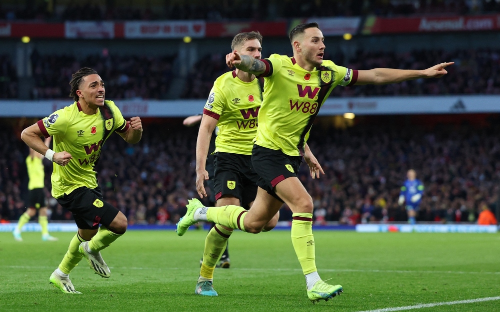 Thắng Burnley trong thế 10 người, Arsenal phả hơi nóng vào gáy Man City - Ảnh 3.