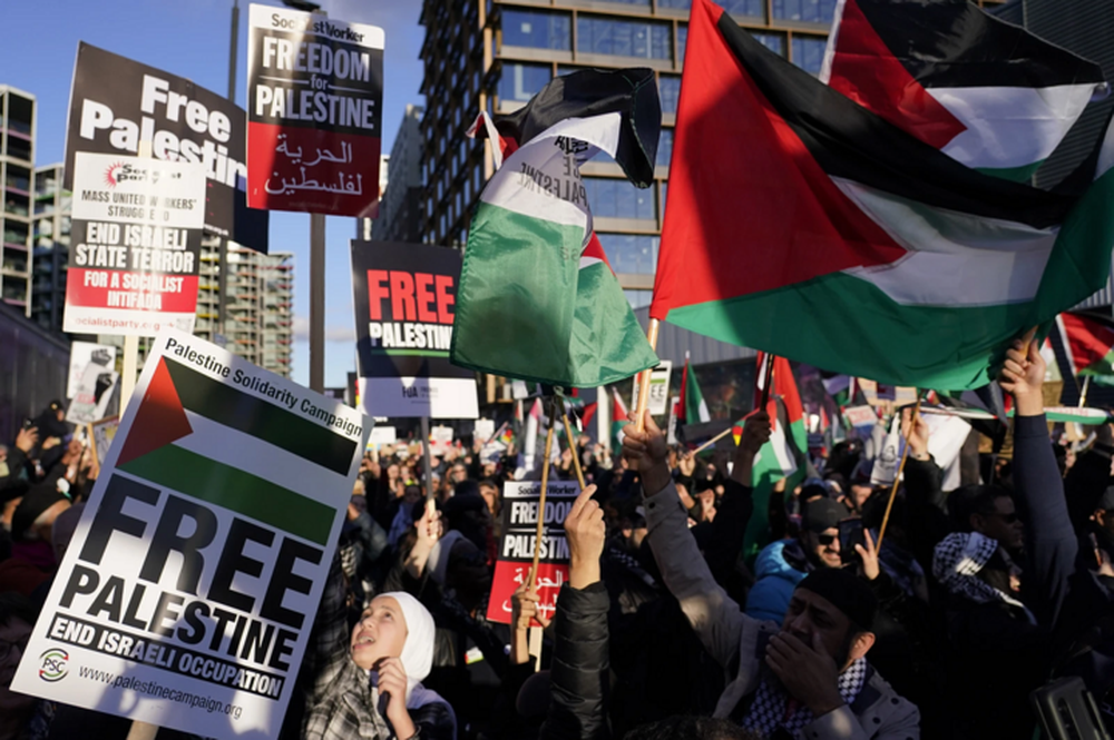 Người biểu tình phản đối xung đột Gaza kéo đến trước cửa nhà ông Biden - Ảnh 2.