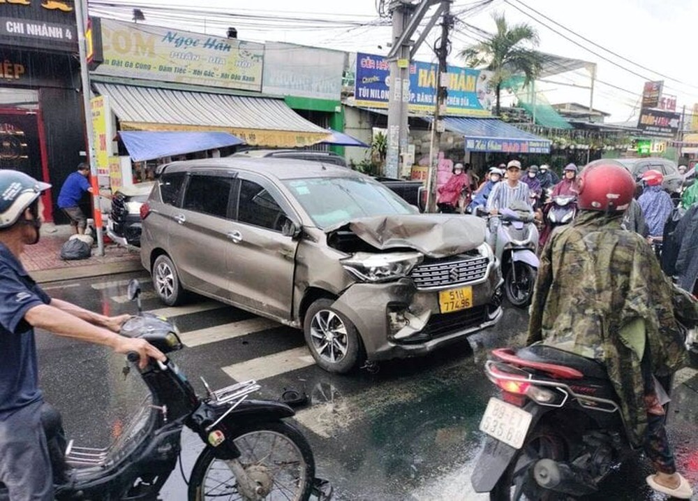 Ô tô tông loạn xạ rồi lao vào nhà dân, một người tử vong - Ảnh 1.