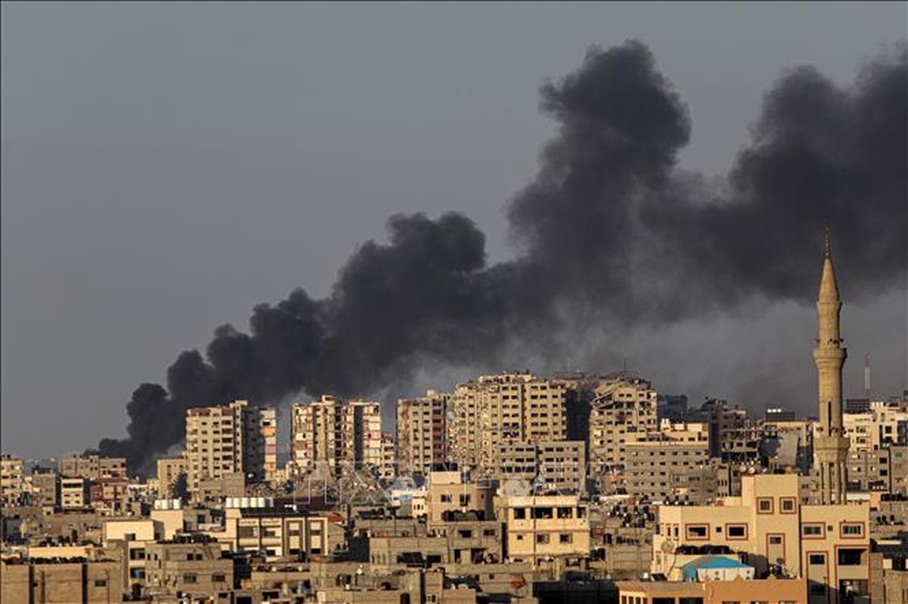 Cơ sở của LHQ ở Dải Gaza trúng đạn pháo, nhiều người thương vong - Ảnh 1.