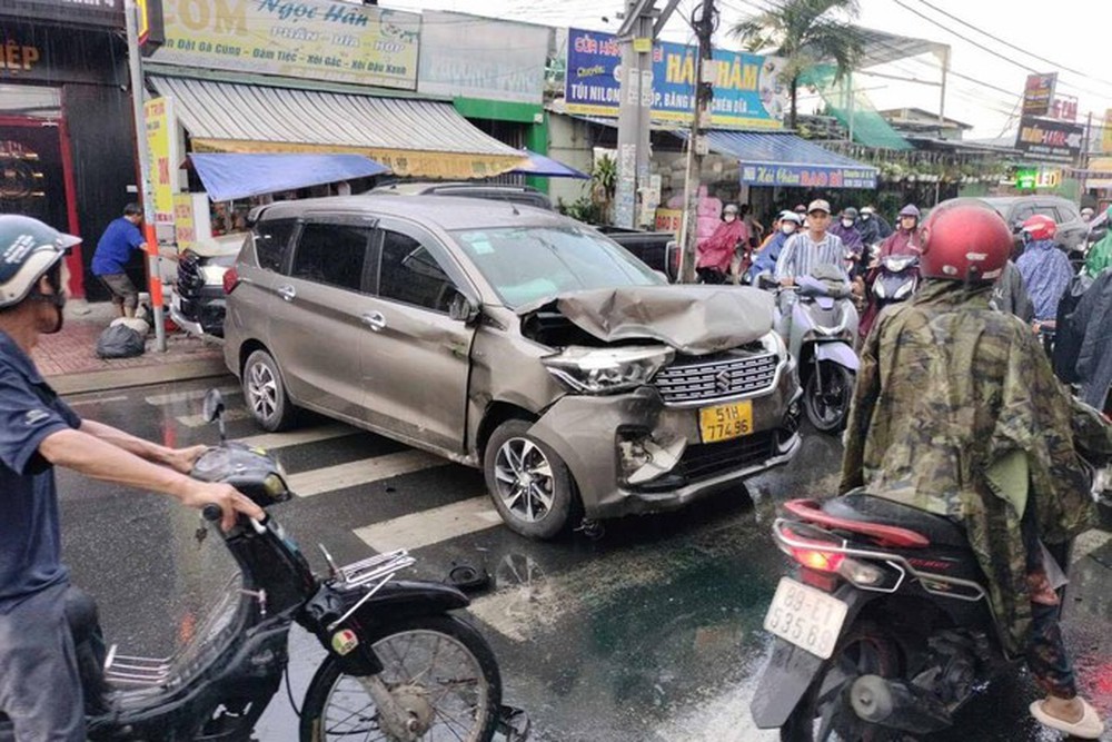 Tai nạn liên hoàn nghiêm trọng ở Thủ Đức, xe nằm la liệt - Ảnh 2.