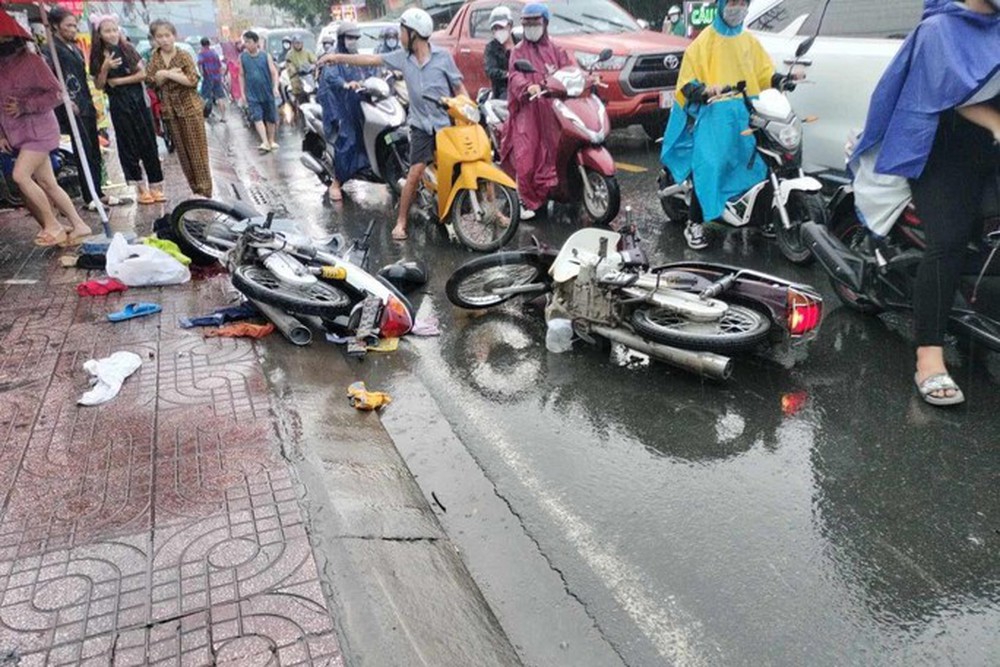 Tai nạn liên hoàn nghiêm trọng ở Thủ Đức, xe nằm la liệt - Ảnh 1.