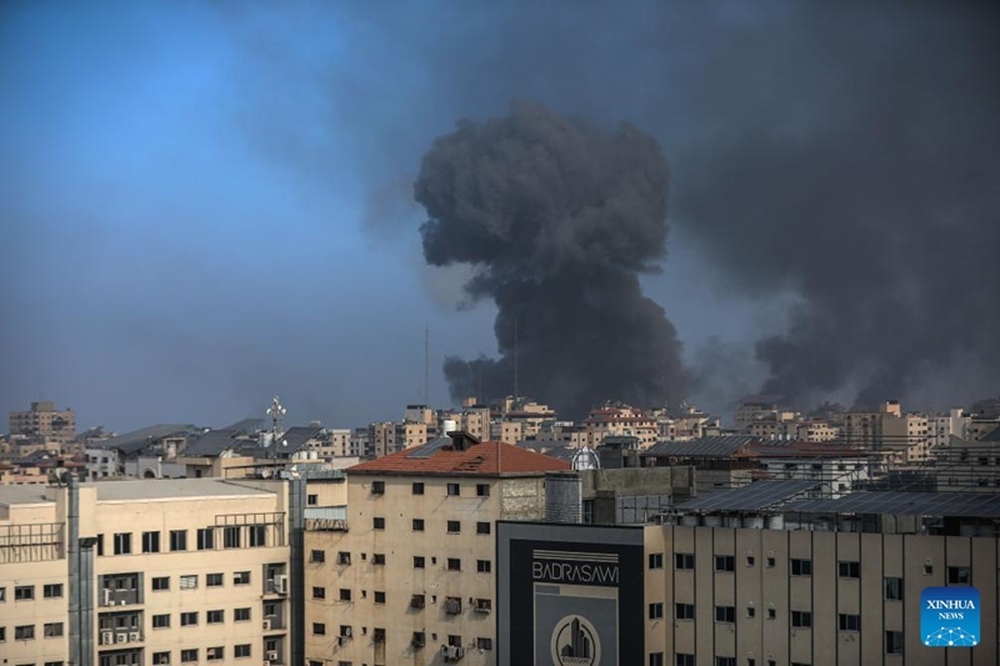 Quân đội Israel đẩy mạnh tấn công Gaza; Hezbollah bắn phá dữ dội vào Israel - Ảnh 1.