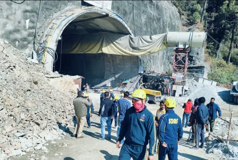 Đường hầm nằm trong dự án giao thông quan trọng của Ấn Độ sụp đổ, ít nhất 40 công nhân xây dựng bị vùi lấp - Ảnh 2.