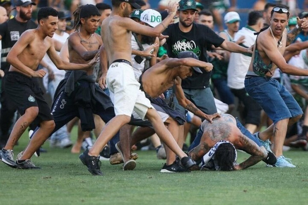 Bạo loạn ở giải bóng đá Brazil: Hàng trăm CĐV hỗn chiến, đuổi đánh cầu thủ - Ảnh 2.
