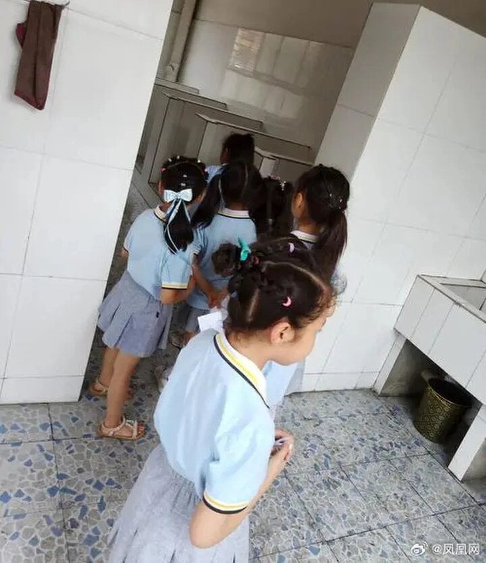 Bị cấm chơi đùa giờ giải lao, học sinh nhiều trường Trung Quốc giải trí ở toilet - Ảnh 1.