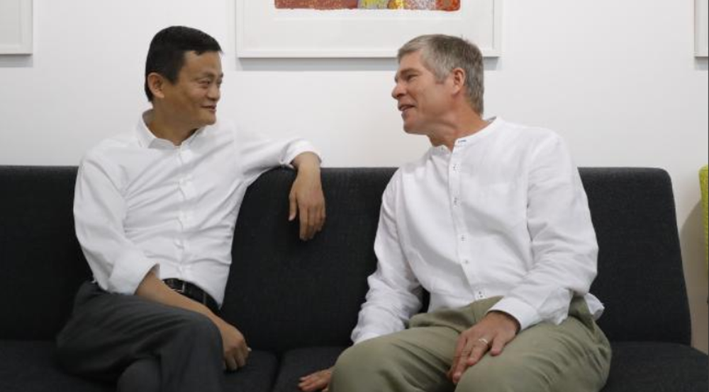 Sợ xa cách với các bạn khi tham gia họp lớp, tỷ phú Jack Ma làm một hành động khiến ai cũng nể phục - Ảnh 9.