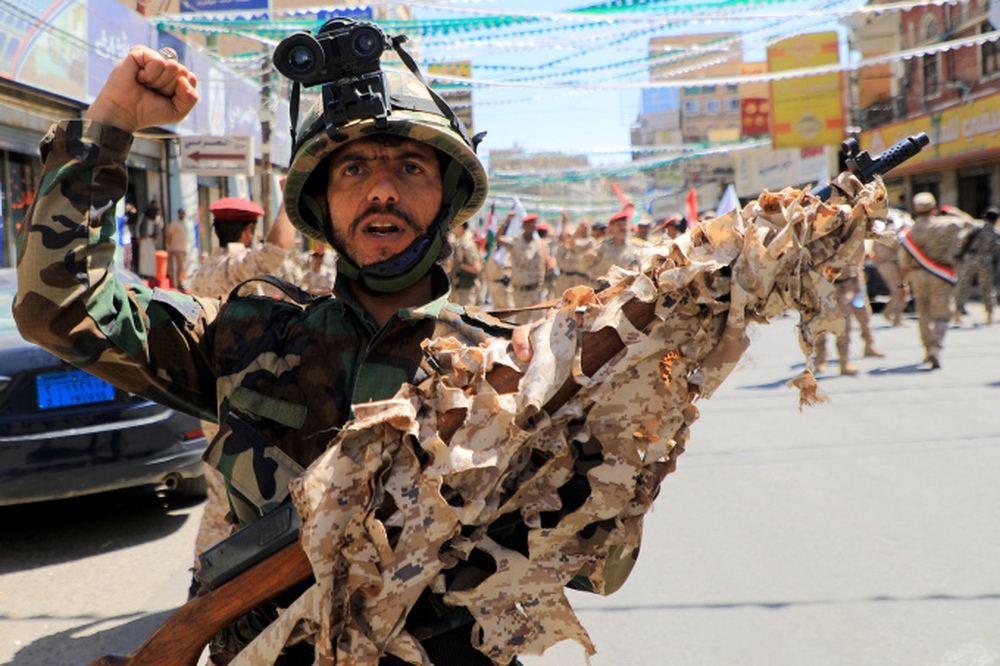 Houthi dồn dập điều động binh lực lớn: Hàng trăm xe quân sự hạng nặng và tên lửa ứng chiến Israel? - Ảnh 3.