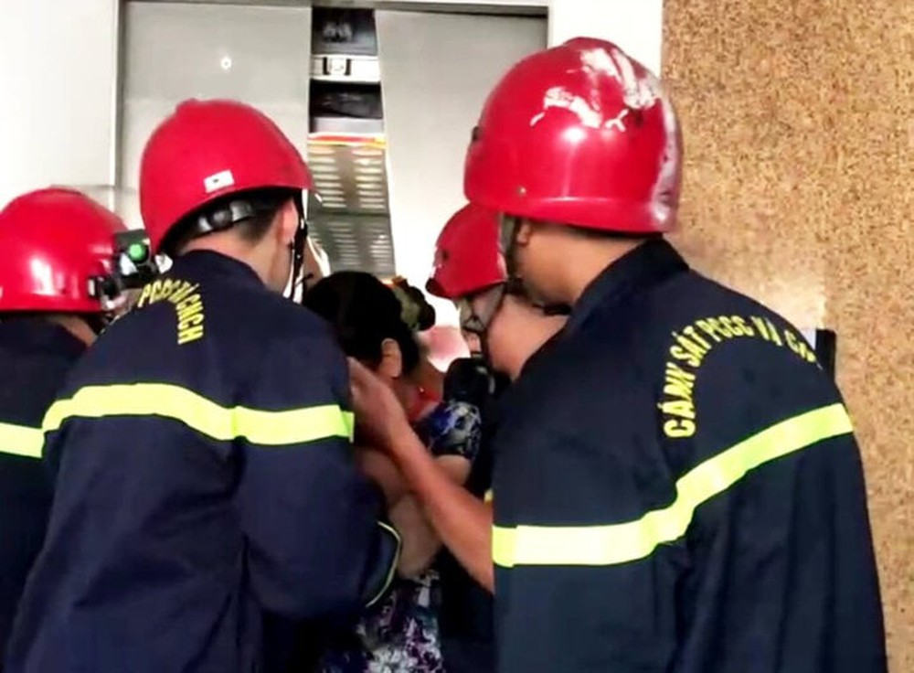 Cảnh sát phá cửa thang máy, cứu 9 người bị mắc kẹt - Ảnh 2.