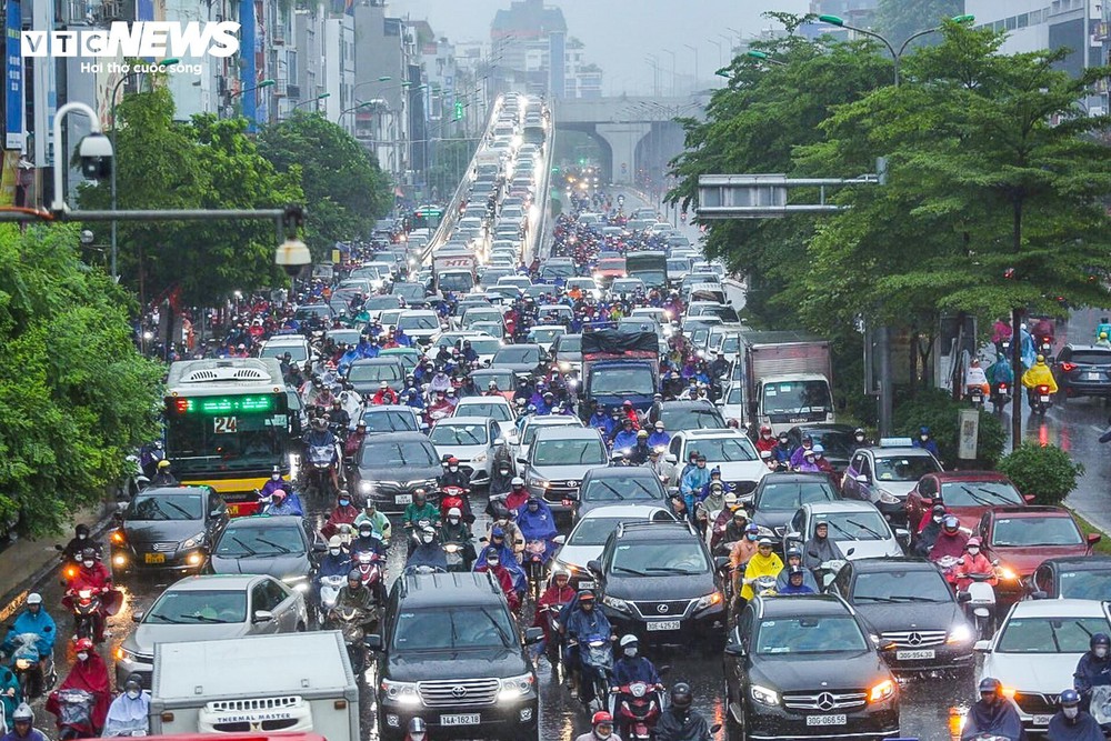 Người Hà Nội chật vật đi làm trong cảnh mưa rét, tắc đường sáng đầu tuần - Ảnh 10.