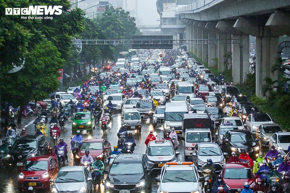 Người Hà Nội chật vật đi làm trong cảnh mưa rét, tắc đường sáng đầu tuần - Ảnh 9.