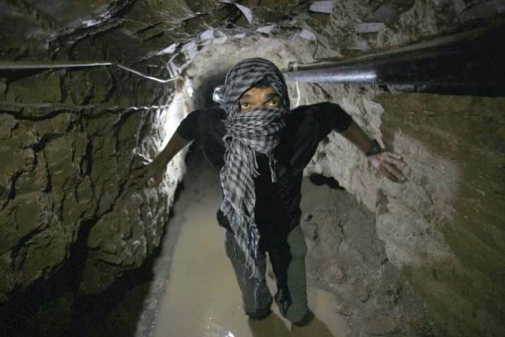 Hamas có thể tháo nước biển vào đường hầm để chặn quân Israel - Ảnh 1.