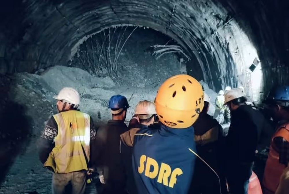 Đường hầm nằm trong dự án giao thông quan trọng của Ấn Độ sụp đổ, ít nhất 40 công nhân xây dựng bị vùi lấp - Ảnh 1.