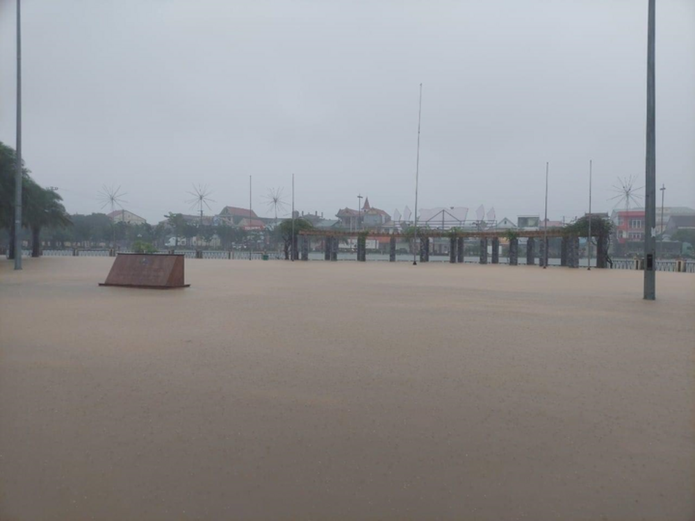 Nhiều nơi ở Hà Tĩnh ngập sâu, ô tô liều mình bơi giữa biển nước - Ảnh 10.