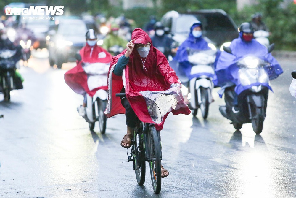 Người Hà Nội chật vật đi làm trong cảnh mưa rét, tắc đường sáng đầu tuần - Ảnh 17.