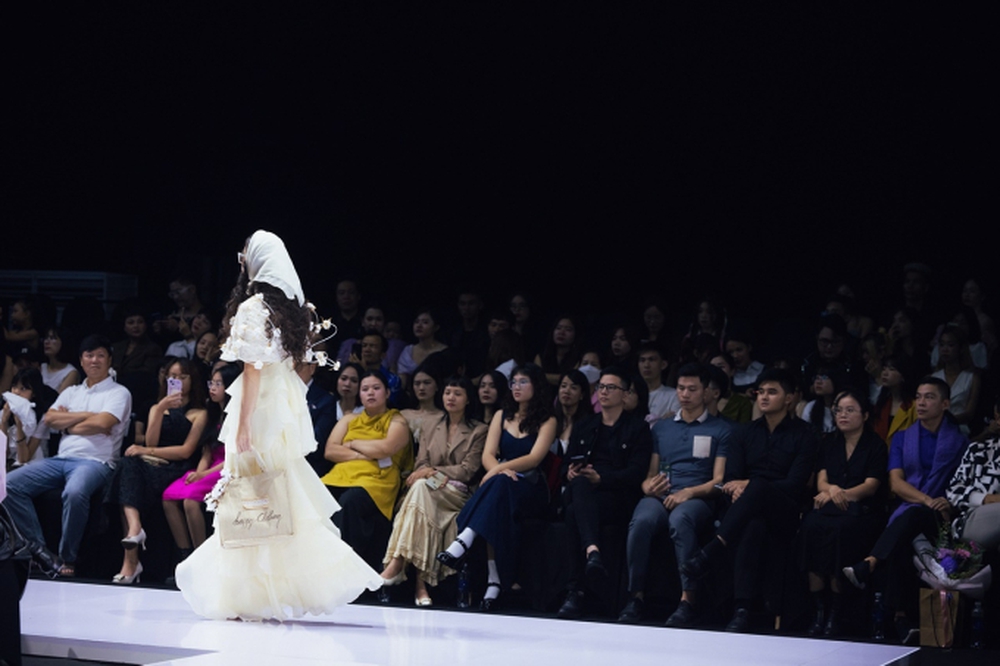 Mẫu nhí Tô Ngọc Diệp catwalk đầy thần thái tại Tuần lễ Thời trang Quốc tế Việt Nam 2023 - Ảnh 5.