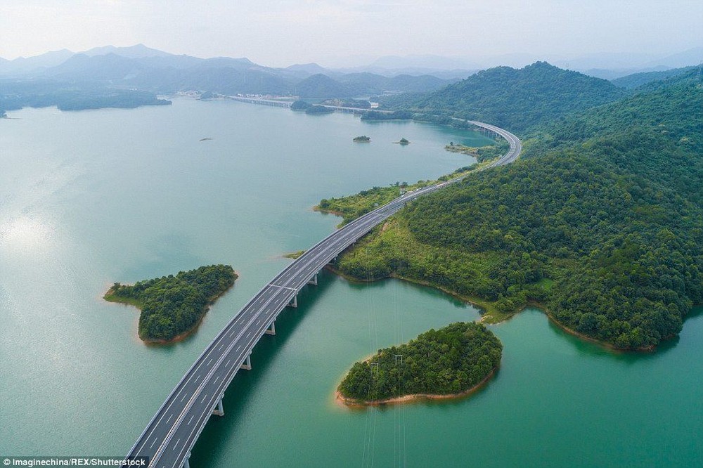 Không làm ‘rớt’ vật liệu xây dựng nào xuống nước, Trung Quốc vẫn xây thành công dải lụa uốn quanh hồ’ khiến báo Anh cũng phải ngỡ ngàng vì quá đẹp: Công nghệ Trung Quốc đúng là không thể đùa - Ảnh 5.