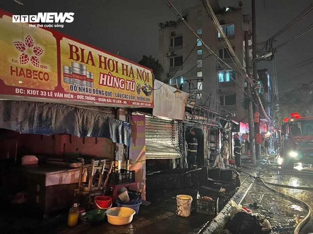Hỏa hoạn lúc nửa đêm, 3 ki ốt bốc ở Hà Nội bị thiêu rụi - Ảnh 2.