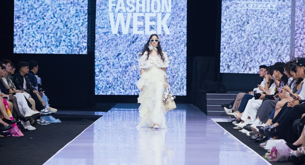 Mẫu nhí Tô Ngọc Diệp catwalk đầy thần thái tại Tuần lễ Thời trang Quốc tế Việt Nam 2023 - Ảnh 3.