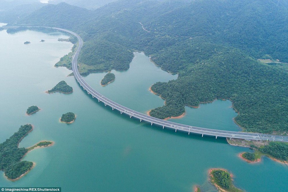 Không làm ‘rớt’ vật liệu xây dựng nào xuống nước, Trung Quốc vẫn xây thành công dải lụa uốn quanh hồ’ khiến báo Anh cũng phải ngỡ ngàng vì quá đẹp: Công nghệ Trung Quốc đúng là không thể đùa - Ảnh 1.