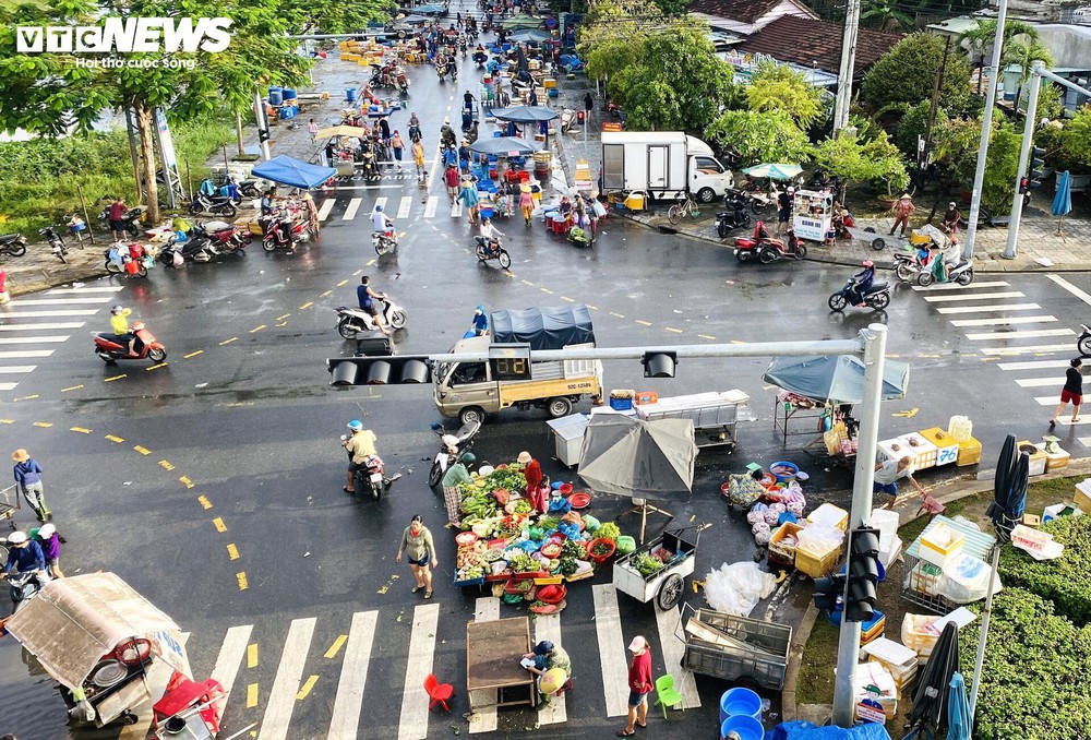 Hội An đón đợt lũ lớn nhất từ đầu năm, dân bơi thuyền đi lại trong khu phố cổ - Ảnh 14.