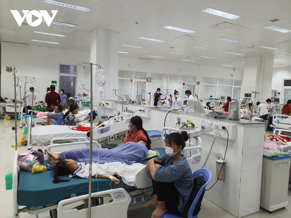 Ngộ độc tập thể ở Kiên Giang, hơn 50 học sinh tiểu học phải nhập viện cấp cứu - Ảnh 2.