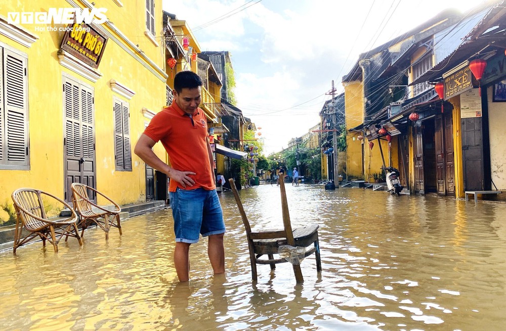 Hội An đón đợt lũ lớn nhất từ đầu năm, dân bơi thuyền đi lại trong khu phố cổ - Ảnh 5.