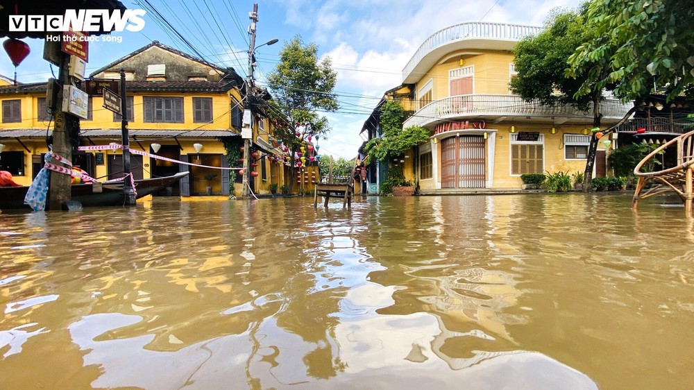 Hội An đón đợt lũ lớn nhất từ đầu năm, dân bơi thuyền đi lại trong khu phố cổ - Ảnh 2.