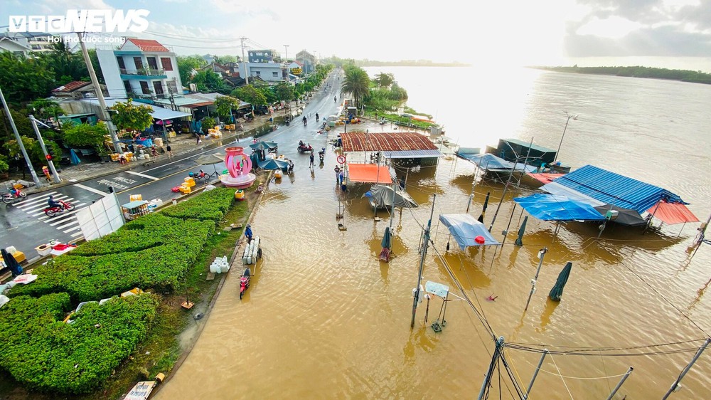 Hội An đón đợt lũ lớn nhất từ đầu năm, dân bơi thuyền đi lại trong khu phố cổ - Ảnh 13.