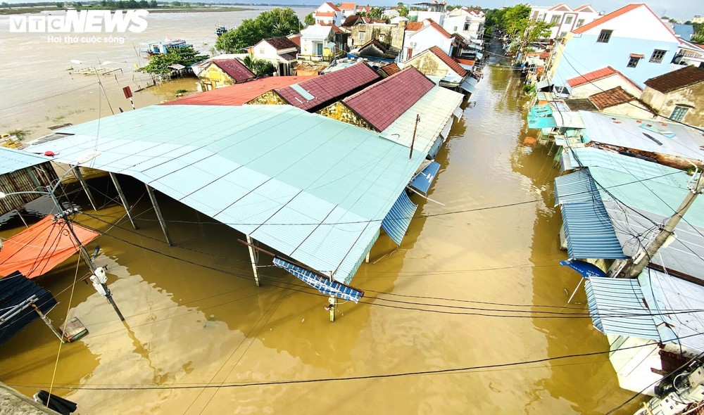 Hội An đón đợt lũ lớn nhất từ đầu năm, dân bơi thuyền đi lại trong khu phố cổ - Ảnh 12.