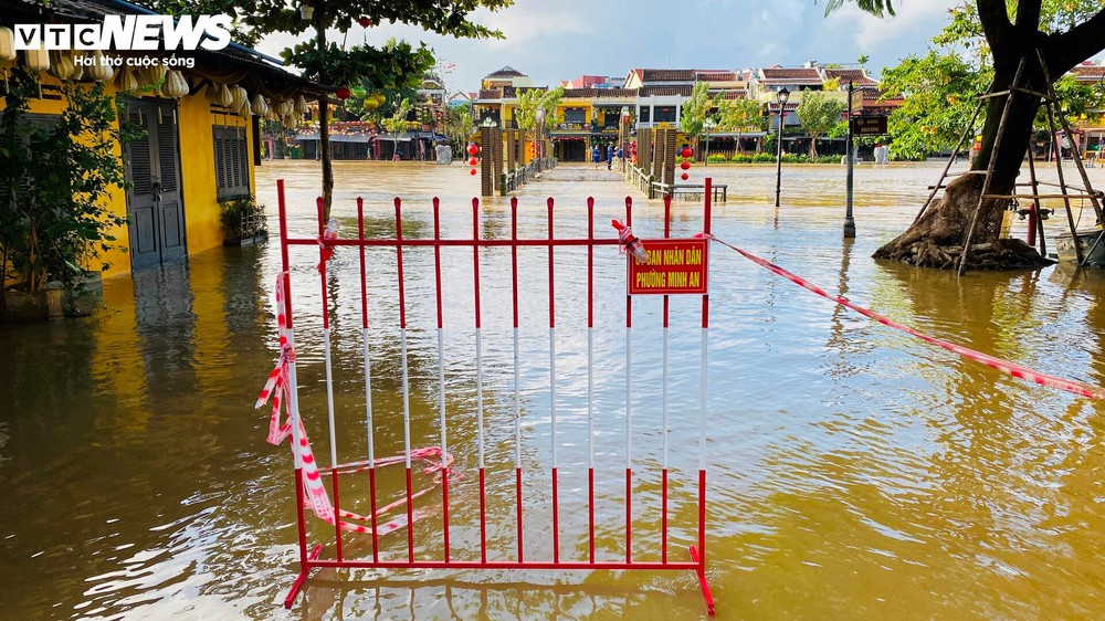 Hội An đón đợt lũ lớn nhất từ đầu năm, dân bơi thuyền đi lại trong khu phố cổ - Ảnh 11.