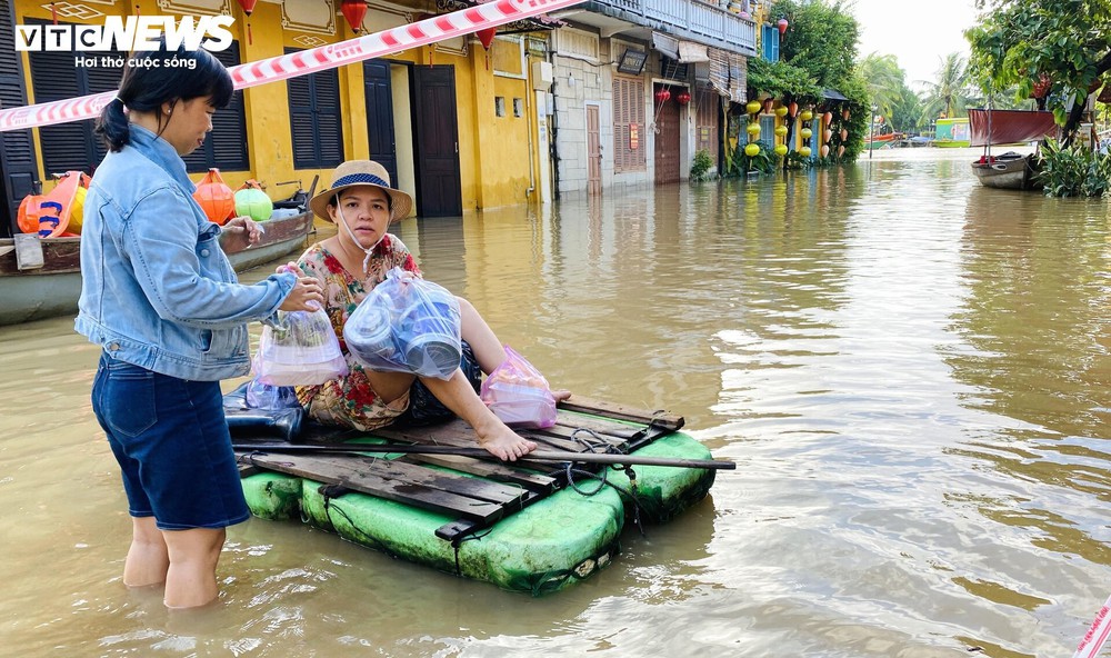 Hội An đón đợt lũ lớn nhất từ đầu năm, dân bơi thuyền đi lại trong khu phố cổ - Ảnh 10.