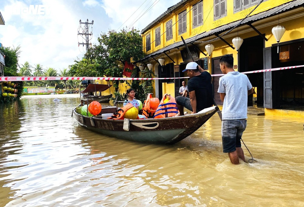 Hội An đón đợt lũ lớn nhất từ đầu năm, dân bơi thuyền đi lại trong khu phố cổ - Ảnh 9.