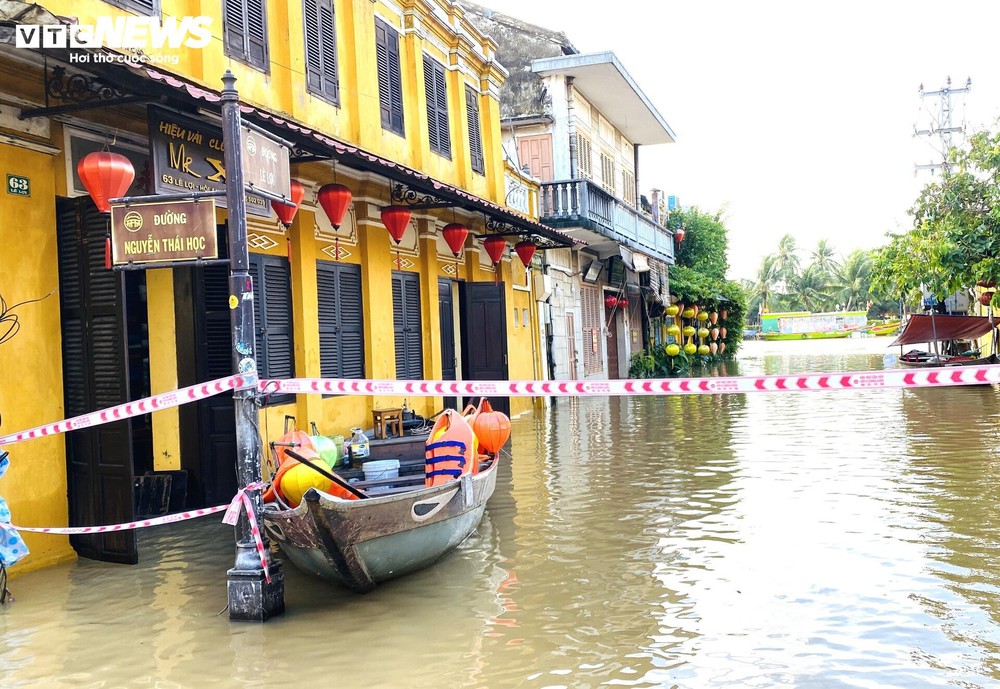 Hội An đón đợt lũ lớn nhất từ đầu năm, dân bơi thuyền đi lại trong khu phố cổ - Ảnh 8.