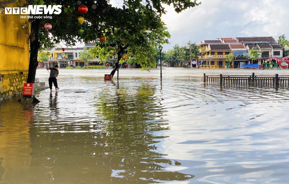 Hội An đón đợt lũ lớn nhất từ đầu năm, dân bơi thuyền đi lại trong khu phố cổ - Ảnh 7.