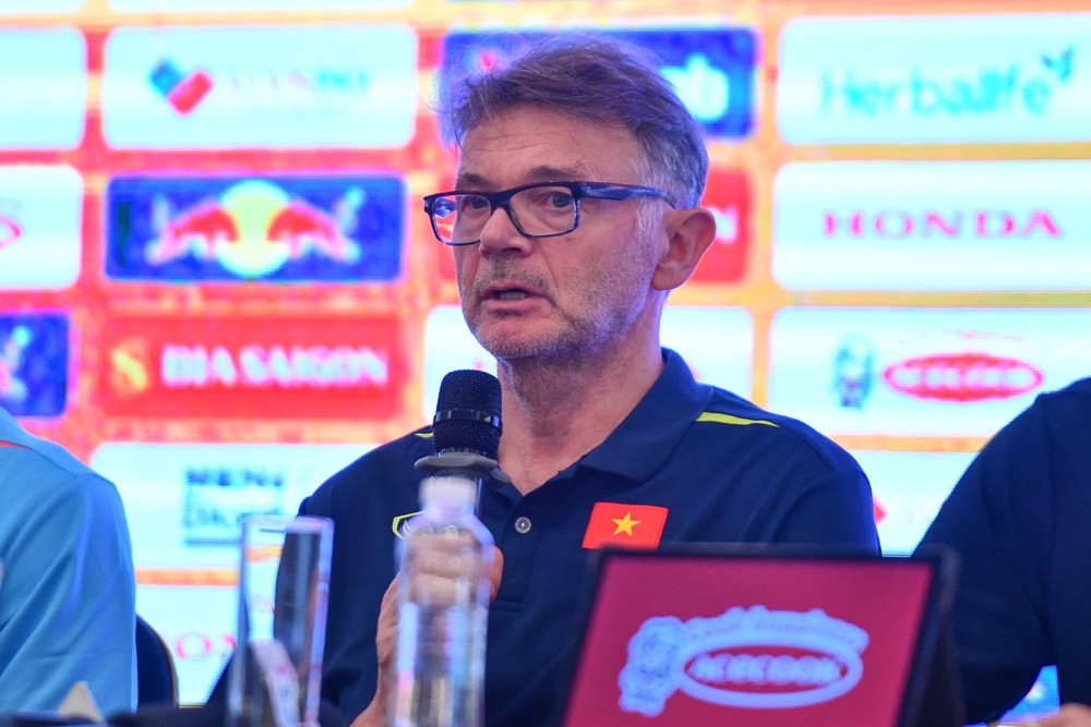 HLV Troussier: Suốt 8 tháng qua ở tuyển Việt Nam, ngày nào tôi cũng thấy áp lực - Ảnh 1.