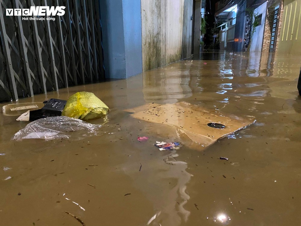 Phú Yên, Khánh Hòa: Người dân chạy lụt trong đêm, giao thông chia cắt - Ảnh 15.