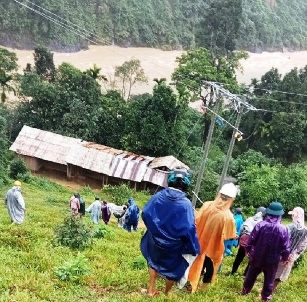 Quảng Nam: Người phụ nữ bị gãy xương đùi được khiêng bộ gần 30 km đi cấp cứu - Ảnh 1.